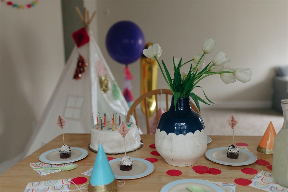Table d’anniversaire avec gâteau et cupcakes